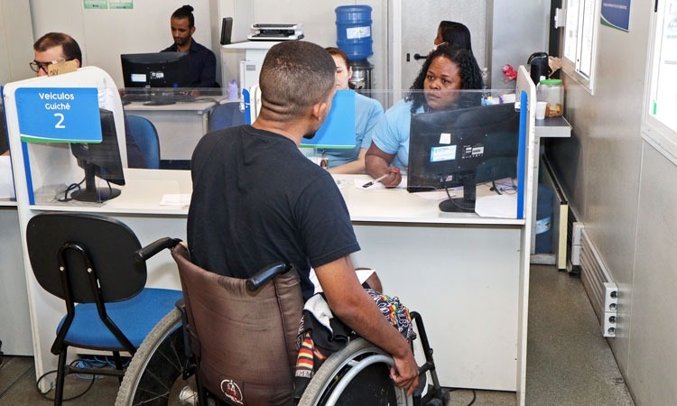 Funcionária do Detran atendendo o público PCD
