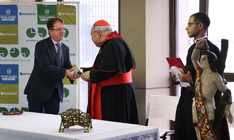 Imagem de São Sebastião sendo entregue a sede do Detran RJ