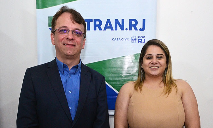 Na foto, Adolfo Konder, presidente do Detran.RJ, e Fernanda Lessa, presidente da FIA-RJ