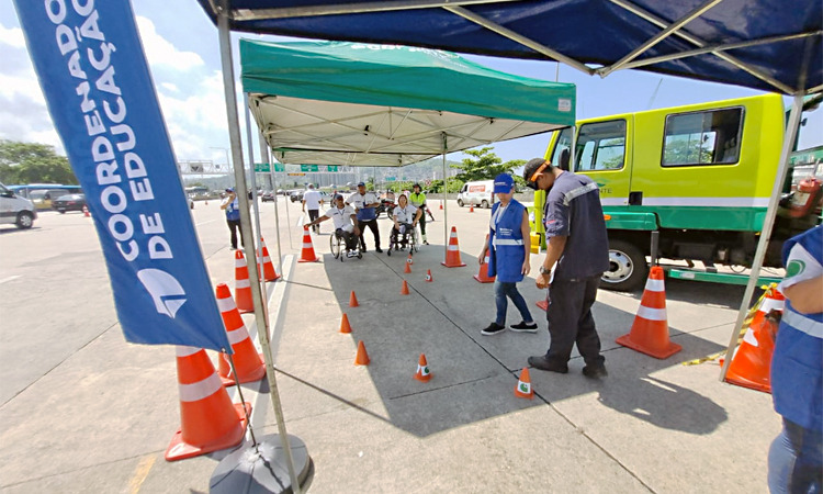 Ação educativa sendo aplicada na Ponte Rio-Niterói