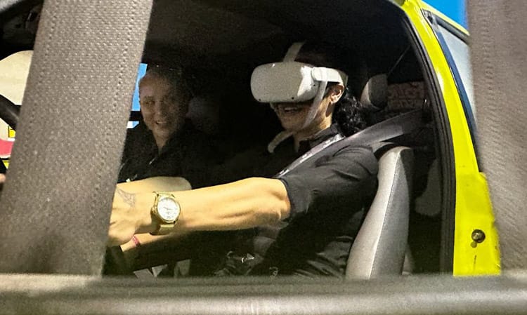 Folião fazendo simulação no carro de capotamento