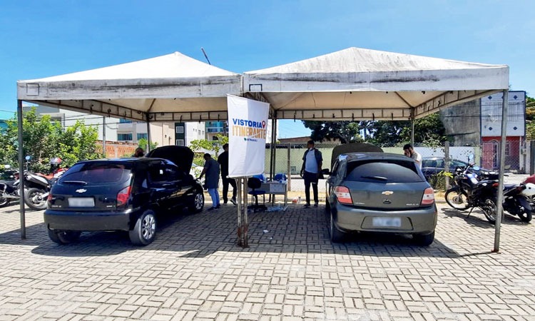 Carros fazendo a vistoria itinerante