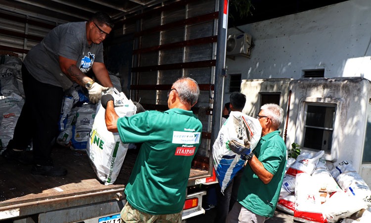 Coletores de reciclagem realizando a ação