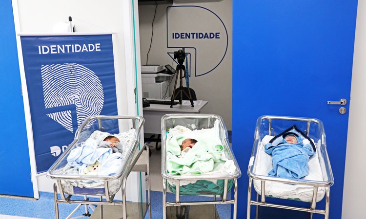 Três recém-nascidos em Hospital