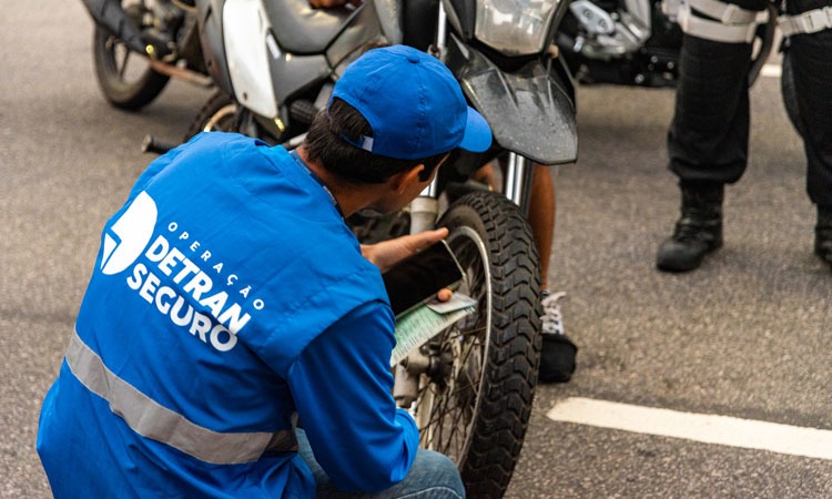 Funcionário do Detran realizando a verificação das motos irregulares
