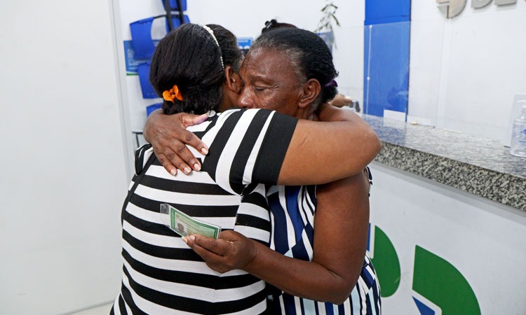 Carioca emocionada ao tirar seu primeiro RG