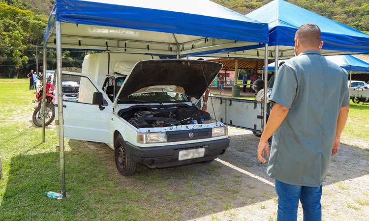 Carro realizando a vistoria itinerante em Barra Mansa 