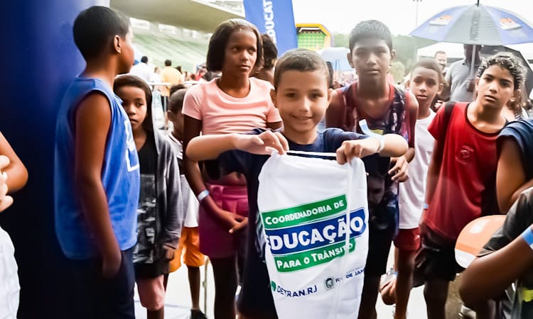 Crianças felizes ao realizar atividade de páscoa no Detran.RJ 