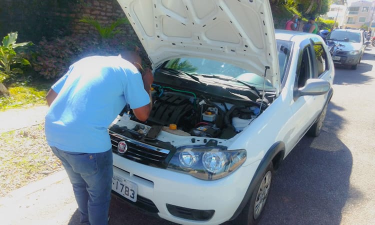 Funcionário do Detran fazendo a vistoria itinerante em Barra Mansa 