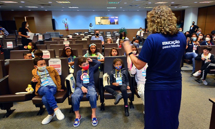 Ação educativa sendo aplicada nesta terça