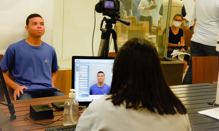 Jovem emitindo sua nova carteira de identificação