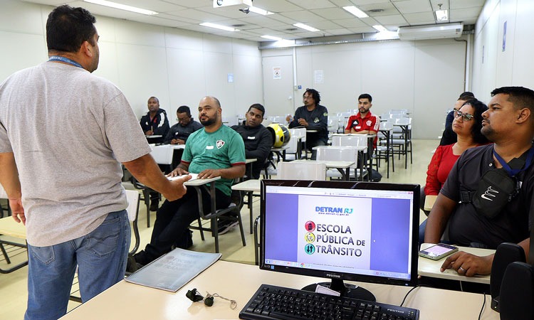 Instrutor do Detran ministra curso gratuito em sala de aula para dez pessoas
