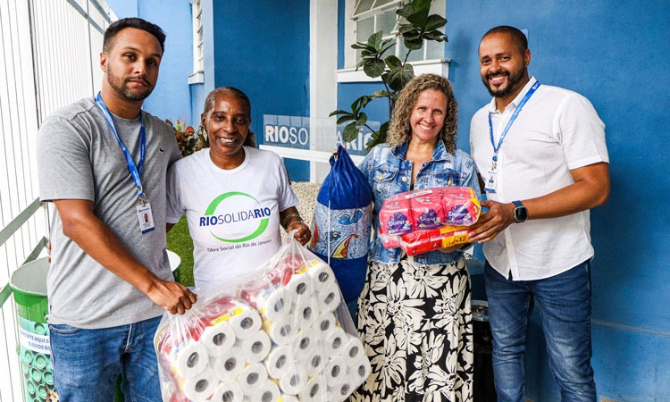 Dois funcionários do Detran entregam as doações para colaboradores do Rio Solidário