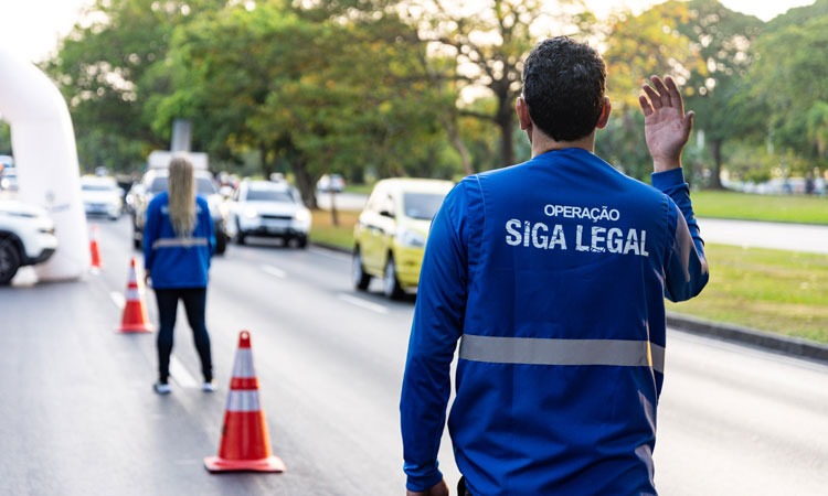 Agentes do detran fazem fiscalização em via pública