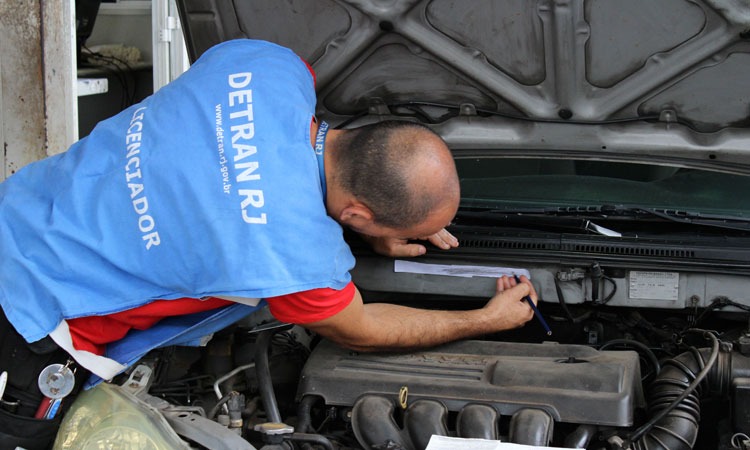 Funcionário do Detran pega numeração de chassi de um veículo