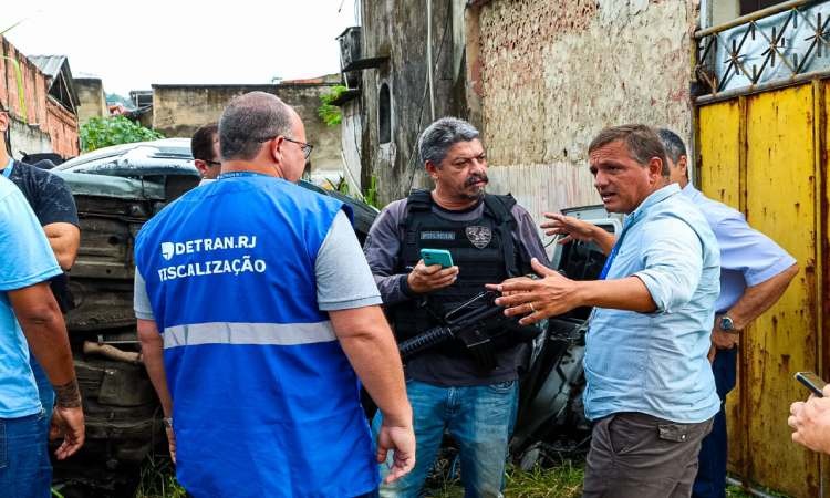 Agentes do governo verificam área dentro do ferro-velho