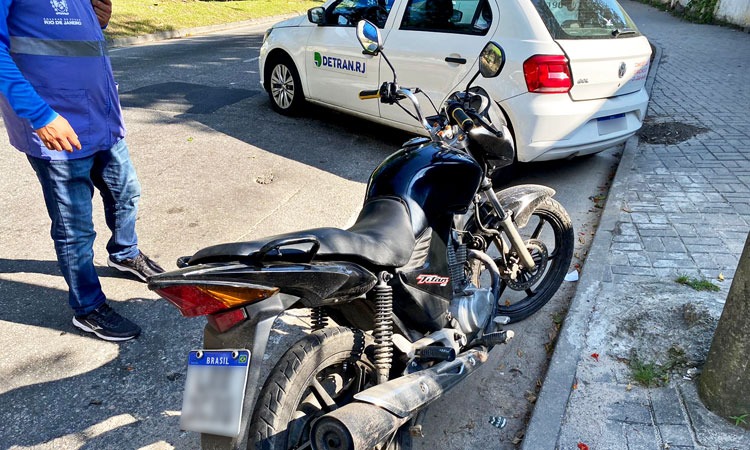 Moto com placa adulterada é apreendida em blitz