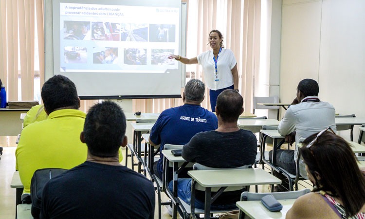 Funcionária da Coordenadoria de Educação ministra palestra para seis pessoas
