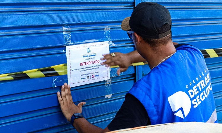 agente de fiscalização do Detran cola aviso em portão e interdita ferro-velho em Duque de Caxias