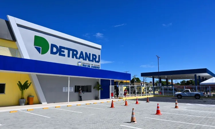 Entrada da nova Unidade de atendimento de Maricá com a logo do Detran destacada na parte superior