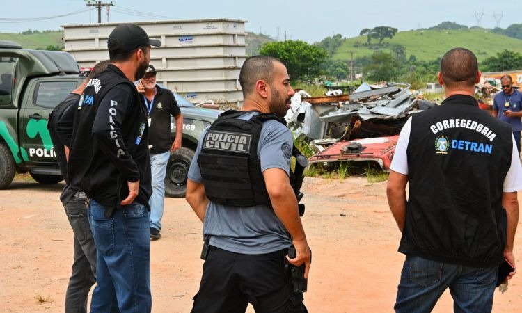 Agentes do governo verificam área dentro do ferro-velho