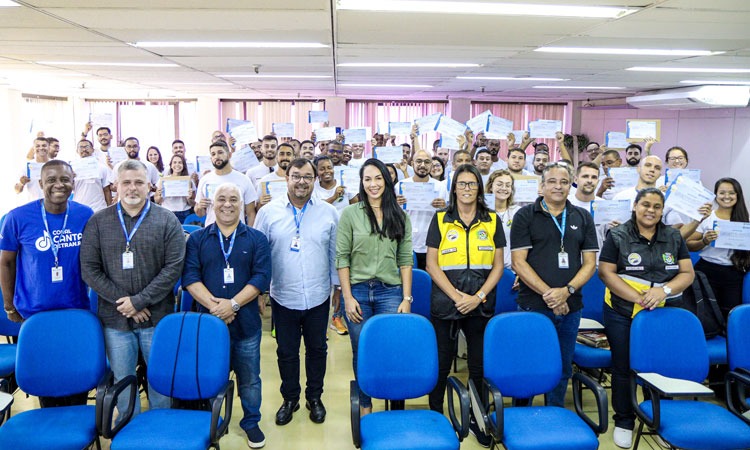 cinquenta novos agentes de trânsito de Maricá posam para foto com diretores do Detran