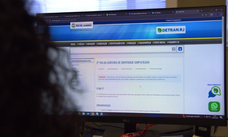 mulher em frente ao computador acessa o site do Detran RJ