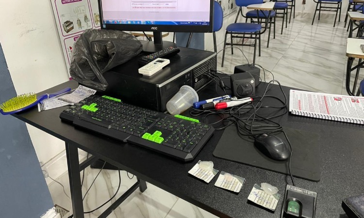 computador ligado em autoescola sem alunos e instrutor 