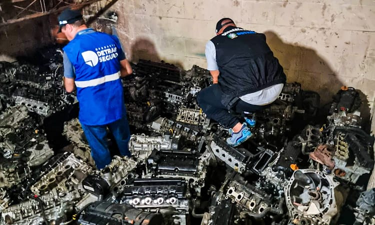 agentes de fiscalização do Detran fazem vistoria em ferro-velho