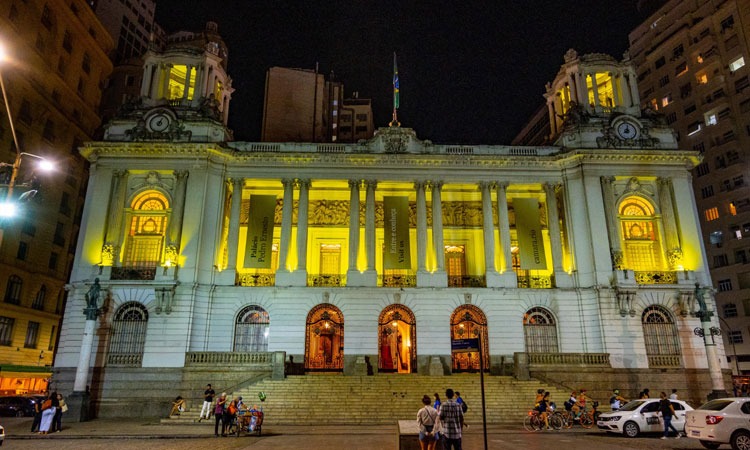 Câmara dos Vereadores iluminada de amarelo