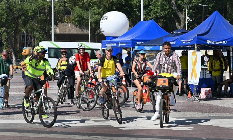 Passeio ciclístico no Centro do Rio