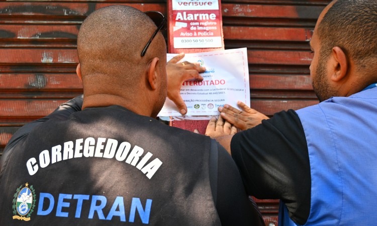 agente de fiscalização do Detran cola aviso em portão e interdita ferro-velho em Jacarepaguá