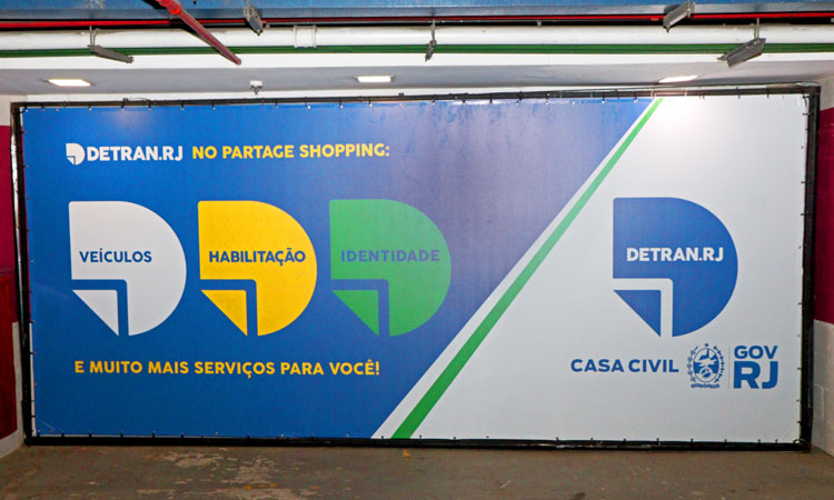 banner com logo do Detran em shopping