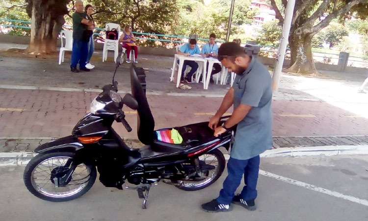 Funcionário do Detran faz vistoria em moto