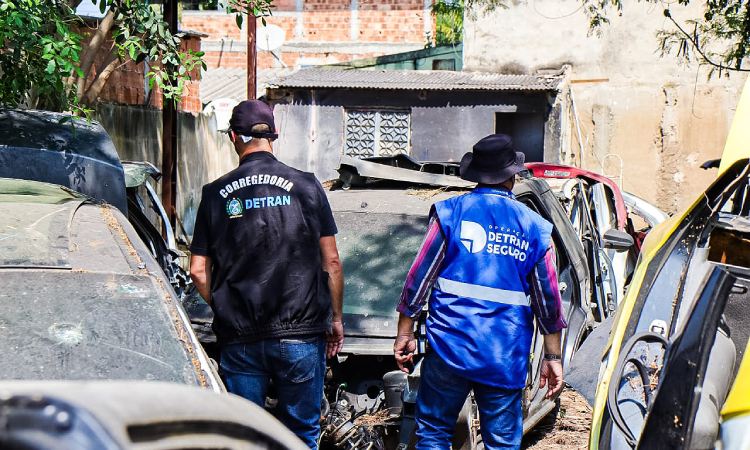 agentes de fiscalização do Detran fazem vistoria em ferro-velho