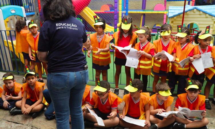 crianças de escola pública participam de ação educativa do Detran