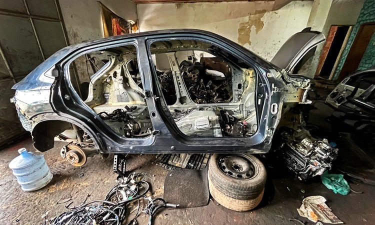 Carcaça de um carro em local utilizado para desmonte de carros roubados