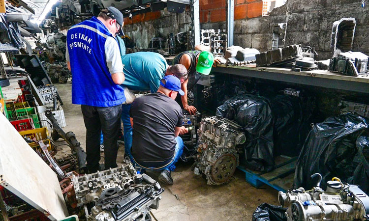 agentes de fiscalização do Detran fazem vistoria em ferro-velho