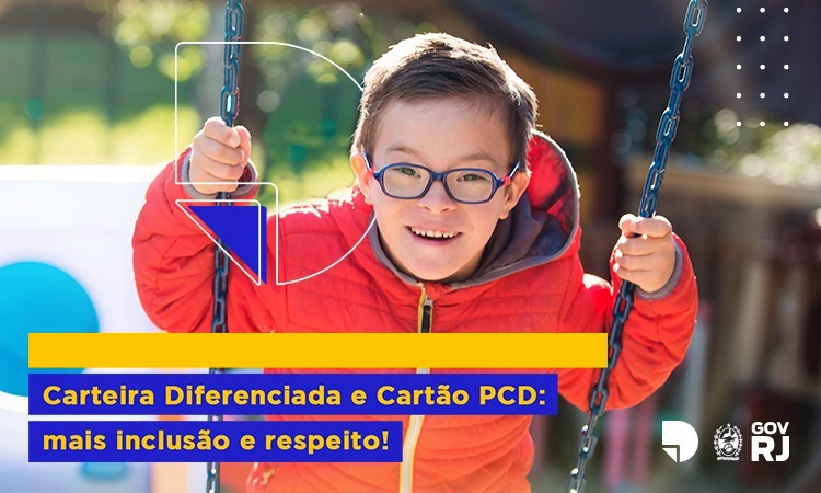 Menino com síndrome de down andando de balanço