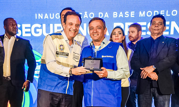 Presidente do Detran recebe placa de homenagem das mãos do Secretário Estadual