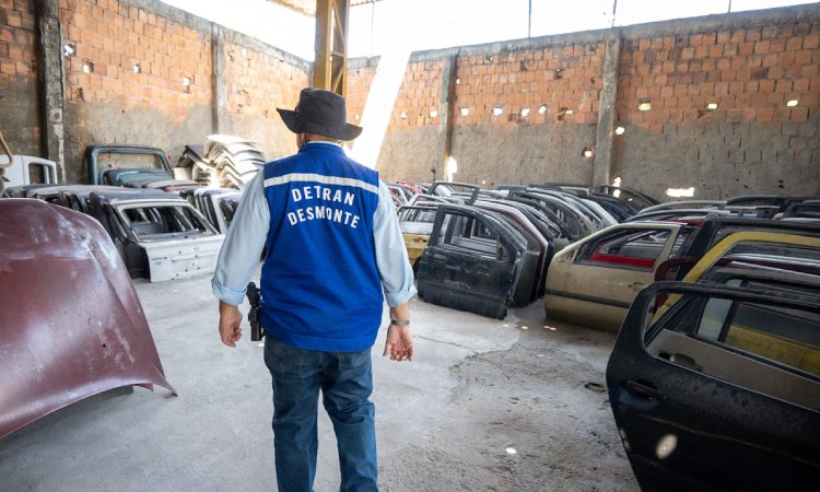 agente fiscalizando ferro-velho