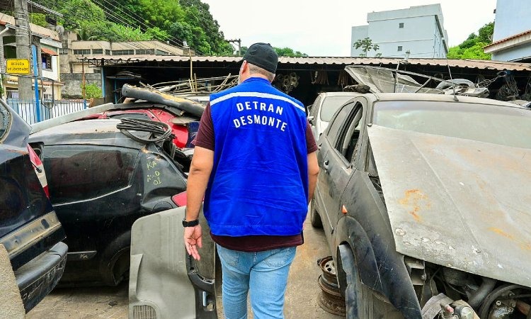 Agente do Detran.RJ que coordena a Operação Desmonte observa ferro-velho irregular durante operação em Volta Redonda