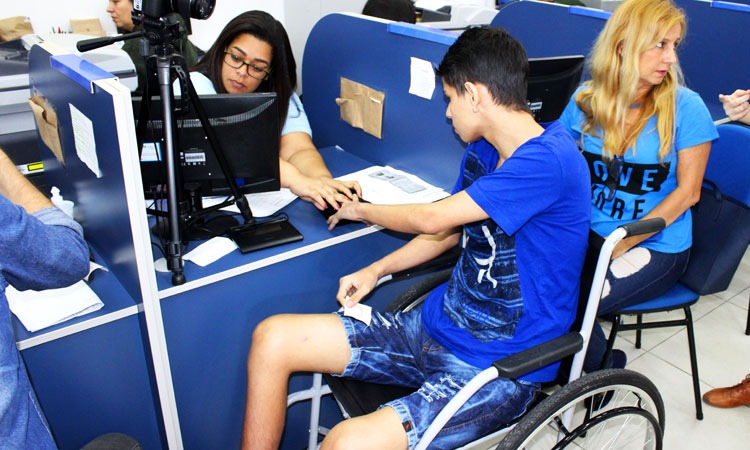 cadeirante sendo atendido