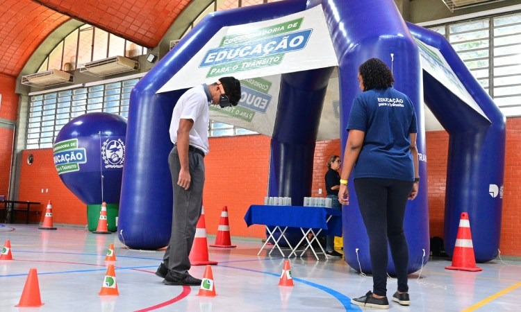 Motorista faz o circuito de cones usando os óculos especiais que simulam o efeito do uso de álcool e drogas ao volante