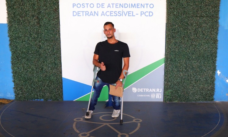 Pessoa com deficiência posa do Posto Detran.RJ Acessível