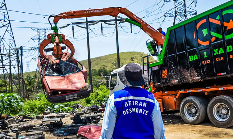 Agente do Detran.Rj no ferro-velho