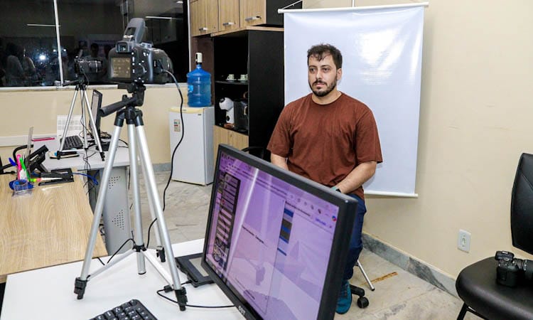 Homem tirando foto para carteira de identidade 