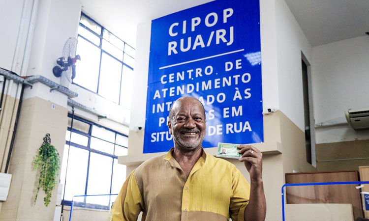 PESSOAS EM SITUAÇÃO DE RUA COM A SUA CARTEIRAS DE IDENTIDADE 