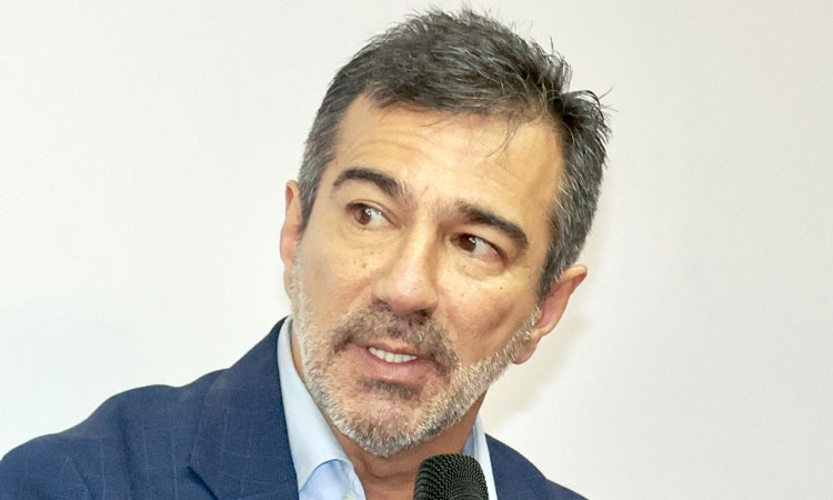 Presidente do Detran em close, à frente de um microfone