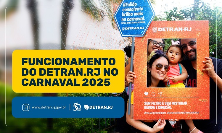 mãe e filho pulando o carnaval